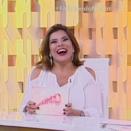 Apesar de estar toda contente em voltar para a televisão, a ex-apresentadora infantil não conseguiu se conter e disparou várias pérolas ao vivo. “Eu adoro o MC Biel. Eu perdoou ele, é muito jovem”, disse Mara. “A Mara apoiando o Biel é o fim. Tirem ela da televisão”, pediu um fã virtual do SBT. (Foto: Reprodução/SBT)