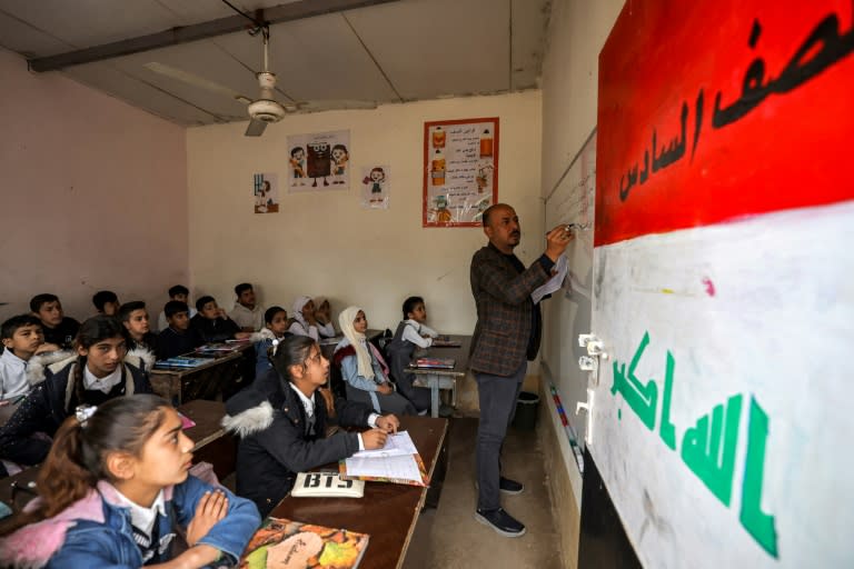 Des élèves suivent un cours dans une salle de classe d'une école située dans le centre de l'Irak, le 10 mars 2024 (AHMAD AL-RUBAYE)