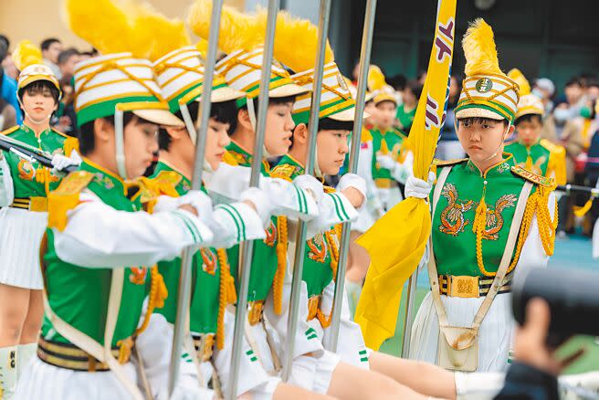 台北市立第一女子高中12日舉行創校120周年校慶大會，北一女樂儀旗隊登場演出，以精湛槍法、華麗隊形展現苦練成果。（郭吉銓攝）