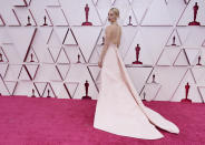 <p>Como una verdadera princesa llegó Vanessa Kirby, con un pálido vestido en rosa y en el que la actriz británica resaltó con su maquillaje con un rojo carmesí en los labios y un recogido perfecto para el cabello. (AP)</p> 