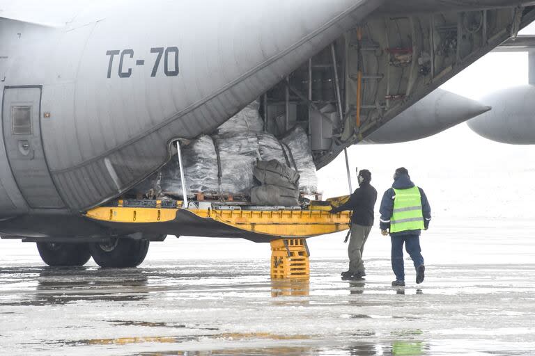 El Hércules aterrizó hoy en Rïo Gallegos con ayuda humanitaria.