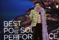 Harry Styles recibe el Grammy a la mejor interpretación pop solista, por "Watermelon Sugar", el domingo 14 de marzo de 2021 en el Centro de Convenciones de Los Angeles. (AP Foto/Chris Pizzello)
