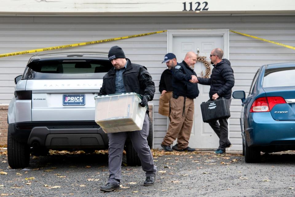 Los agentes retiran las pruebas de la casa donde fueron asesinados cuatro estudiantes de la Universidad de Idaho (©Daily News)