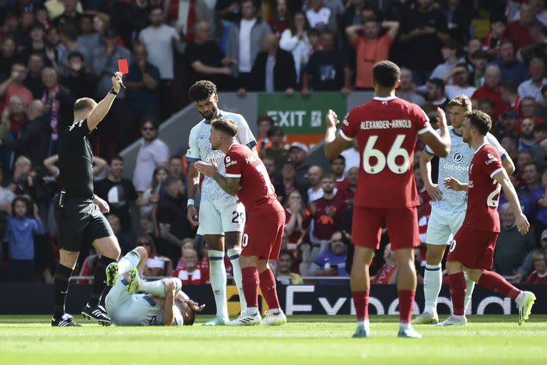 El árbitro Thomas Bramall le muestra la tarjeta roja a Alexis Mac Allister, aunque el colorado implore para que revea su decisión.