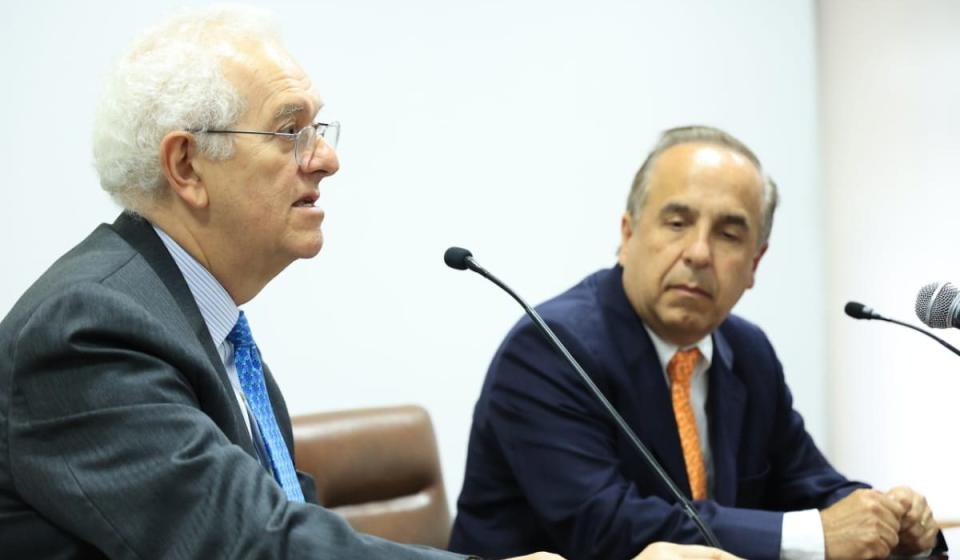 José Antoncio Ocampo, minHacienda, y Guillermo Reyes, minTransporte, confirman reducción al precio del SOAT. Foto: cortesía de MinTransporte