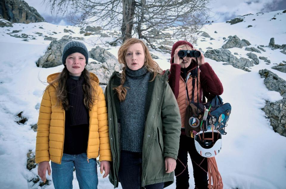 Mysteryserie "Schnee": Filmtochter Alma (Laeni Geiseler, links), Serienhauptfigur Lucia (Brigitte Hobmeier, zweite von links) und Bergrebellin Valentina (Marie-Luise Stockinger) fahnden auf dem Berg nach etwas, das Alma dort "gesehen" zu haben glaubt.  (Bild: X-Filme Produktion/Oliver Oppitz)