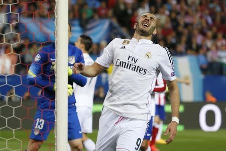 Atletico Madrid v Real Madrid - UEFA Champions League Quarter Final First Leg - Vicente Calderon, Madrid - Spain - 14/4/15. Real Madrid's Karim Benzema looks dejected Reuters / Juan Medina