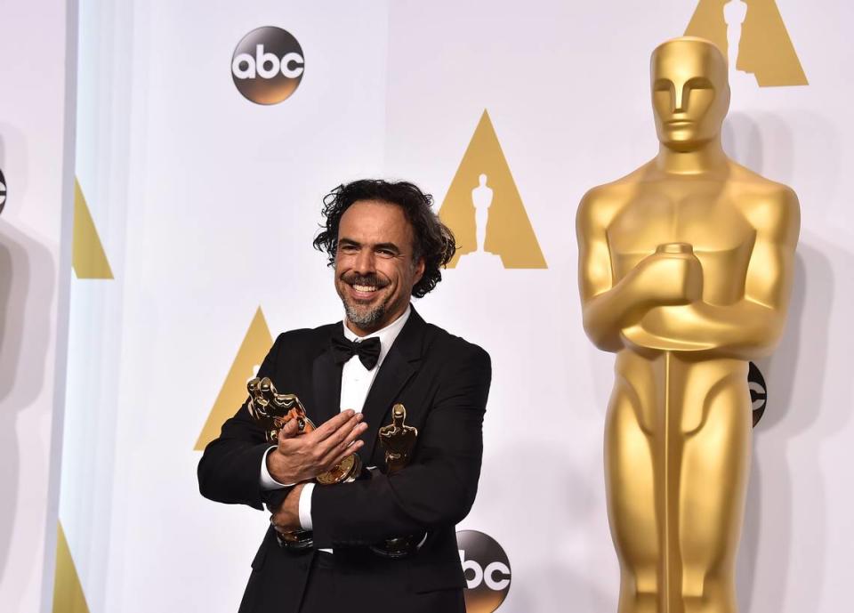 Alejandro González Iñárritu posa para la prensa tras recibir los Oscar por su película ‘Birdman’ en el 2015.