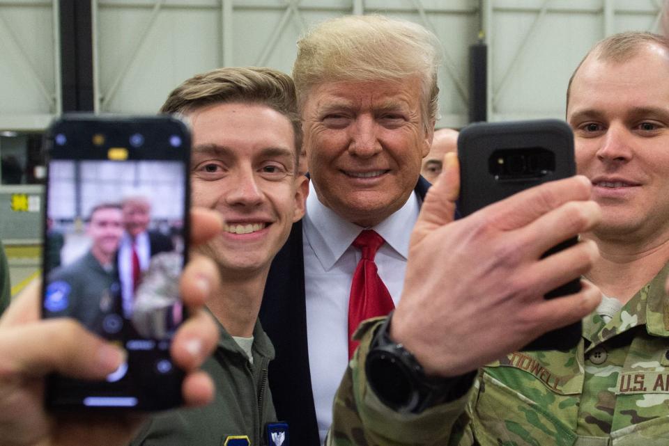 Trump se fotografía con los soldados estadounidenses en Irak.