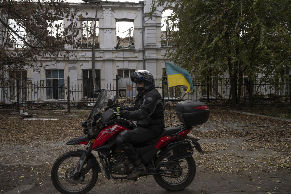 Equipos de rescate se mueven entre los escombros de un gimnasio universitario que fue destruido por un misil ruso en Kiev, Ucrania, el 25 de marzo de 2024. (Brendan Hoffman/The New York Times)
