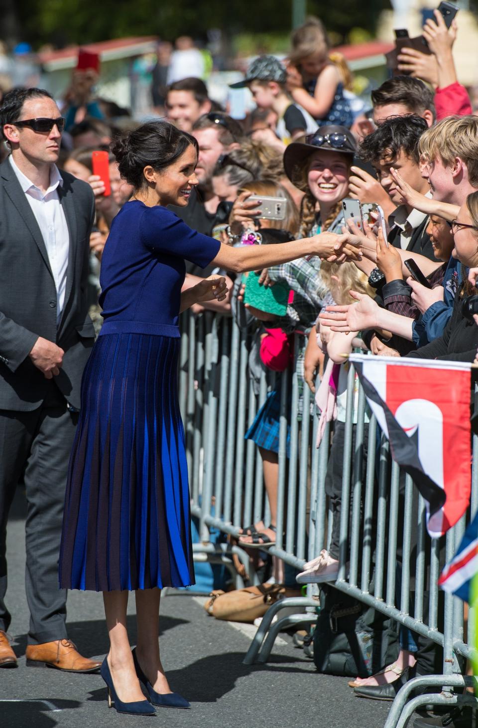 Herzogin Meghan schüttelt im scheinbar durchsichtigen Rock Hände von Royal-Fans. (Bild: Getty Images)