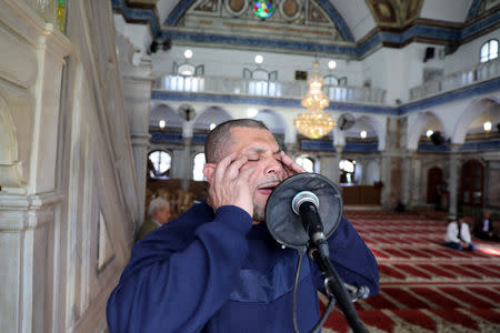 Ibrahim al-Masri, the chief muezzin of the Al-Jazzar Mosque, calls Muslims to prayer on the last day of his work before he was relieved of his duties, at the mosque in Acre, northern Israel January 31, 2019. REUTERS/Ammar Awad