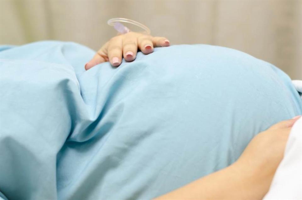 龍鳳胎相差88天出生，破雙活產的世界紀錄，台大醫也揭露孕婦躺在床上動彈不得，吃喝拉撒睡都在床上100多天的艱辛過程。(孕婦示意圖 達志影像)

