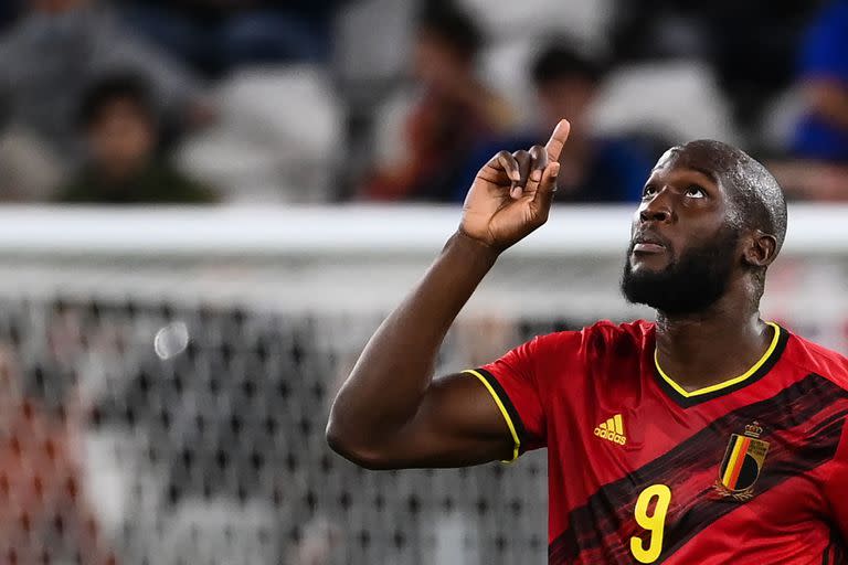 El delantero belga Romelu Lukaku, lesionado, lucha por llegar al Mundial Qatar 2022