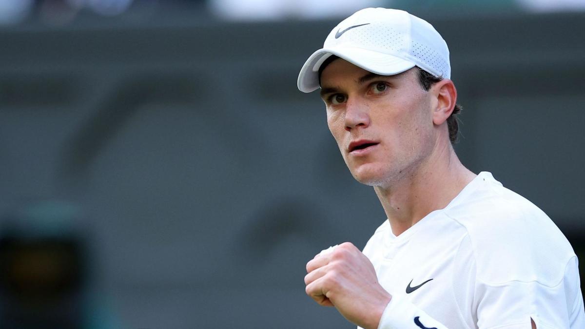 Draper steps up in absence of Murray with victory at Wimbledon under lights