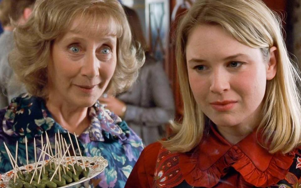 Renée Zellweger and Gemma Jones as her mother, Pam, in a scene Bridget Jones's Diary (2001)