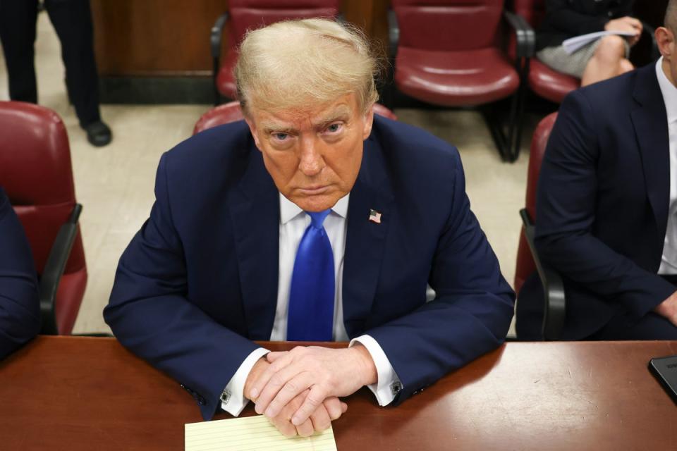 Donald Trump sentado en la mesa de los acusados en un tribunal penal de Manhattan el 22 de abril (Getty)