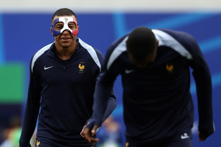 L'attaquant français Kylian Mbappe porte un masque de protection sur son nez fracturé à l'entraînement, le 20 juin 2024 à Leipzig (FRANCK FIFE)