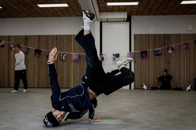 El canadiense Philip Kim, conocido como B-boy Phil Wizard, se entrena para competir en los Juegos Olímpicos de París, en el Centro Deportivo Pablo Neruda de Saint-Ouen, periferia de la capital francesa, el 6 de agosto de 2024 (JEFF PACHOUD)