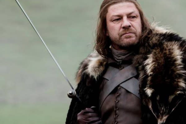 <p>Au début de la série, le personnage de Ned Stark est considéré comme le héros.</p><p>Les spectateurs ont donc été très surpris en le voyant mourir avant la fin de la saison 1.</p><p>Fort heureusement, le succès de <i>Game of thrones</i> ne s’est pas démenti. La fiction est même devenue un phénomène mondial grâce à ses nombreux rebondissements.</p><p><b>Copyright : HBO</b></p>