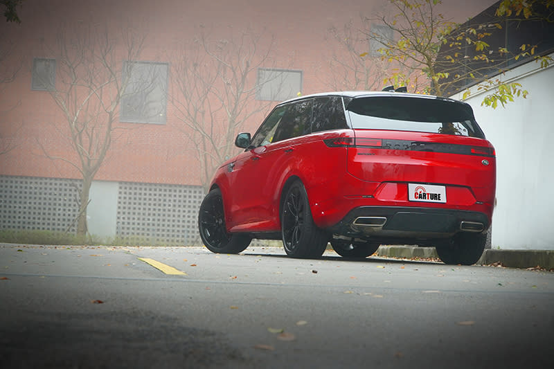 這個世代的Range Rover Sport真是好看，雖然線條簡單但卻極具存在感。