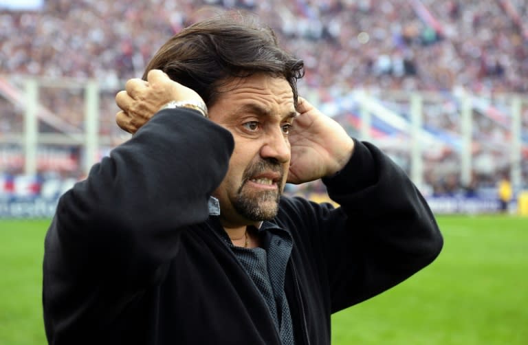 Ricardo Caruso Lombardi cuando era DT del equipo argentino San Lorenzo, durante un partido contra el club Instituto en el estadio Nuevo Gasómetro de Buenos Aires el 1 de julio de 2012 (Alejandro PAGNI)