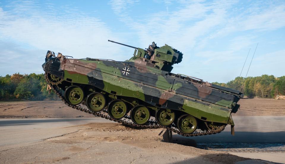 28.09.2018, Niedersachsen, Munster: Ein Schützenpanzer der Bundeswehr vom Typ Marder 1A3 überwindet bei der Informationslehrübung Landoperationen 2018 ein Hindernis. Foto: Philipp Schulze/dpa - Copyright: picture alliance/dpa | Philipp Schulze