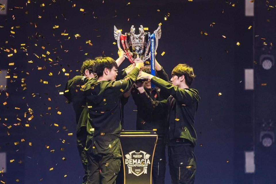 Top Esports戰隊在季後迎來Warhorse戰馬教練後，立刻在第一個盃賽就捧起冠軍獎盃作為最好的見面禮。   圖：翻攝自Karsa IG