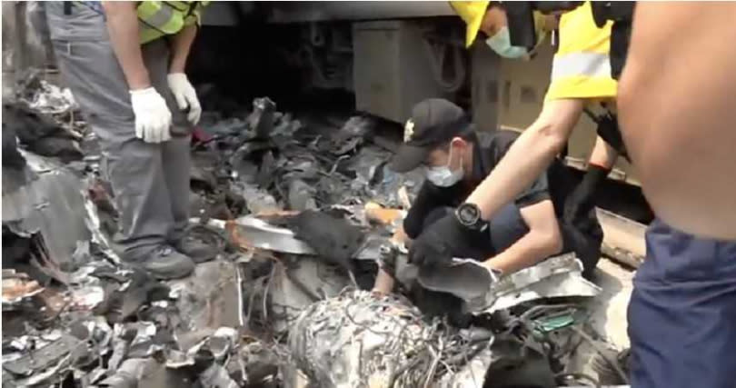 警方在堆積如座小山丘的列車殘骸中，發現列車的行車記錄器。（圖／警方提供）