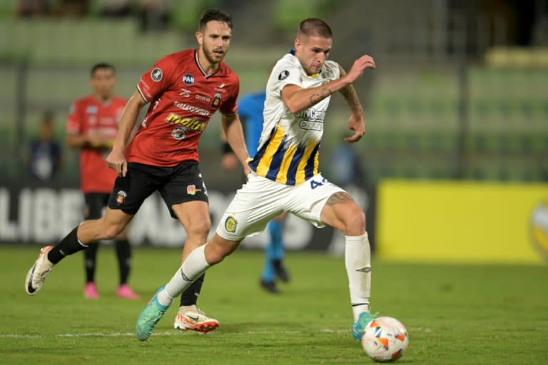 Agustín Módica anotó el gol de Rosario Central en su visita al venezolano Caracas FC por la Copa Libertadores, en el Estadio Olímpico de la UCV, el 23 de abril de 2024 (JUAN BARRETO)