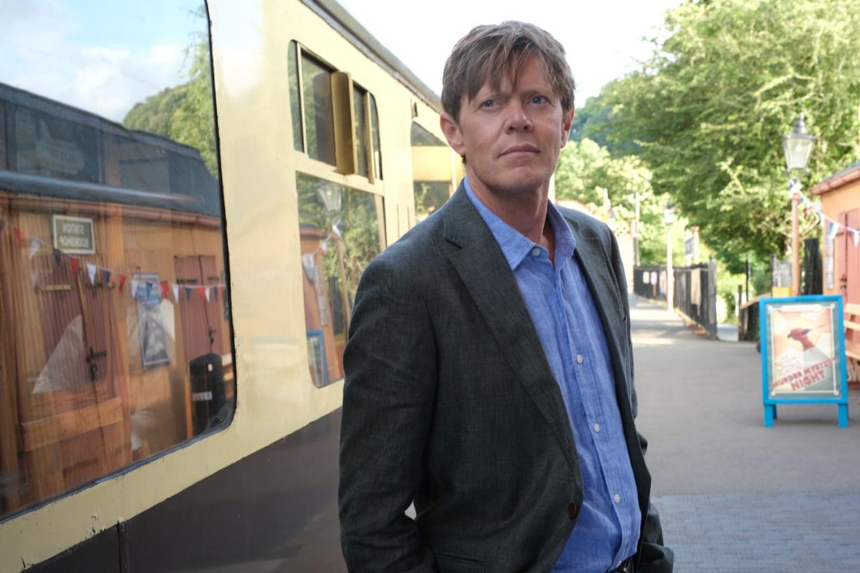 kris marshall as humphrey goodman, beyond paradise season 2