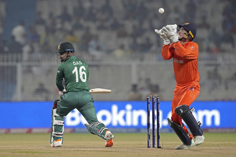 Netherlands' wicketkeeper Scott Edwards, right, prepares to take the catch to dismiss Bangladesh's Litton Das, left, during the ICC Men's Cricket World Cup match between Bangladesh and Netherlands in Kolkata, India, Saturday, Oct. 28, 2023. (AP Photo/Bikas Das)