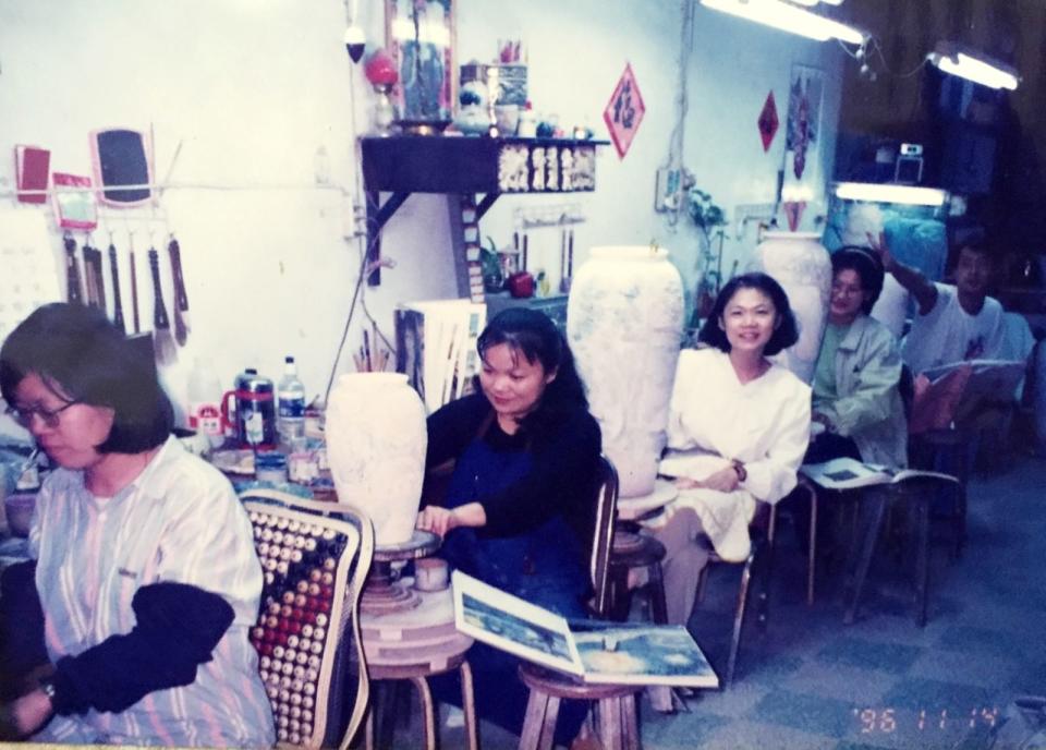 去祥鑫窯找專業畫師繪製大型花瓶，毛昌輝甚至會帶畫師出門寫生找靈感。（樂陶陶提供）