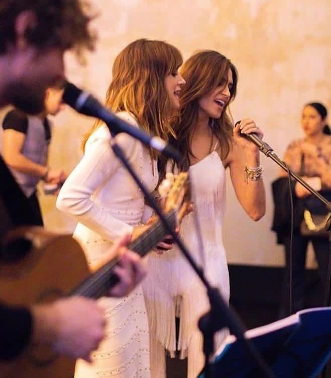 Sara Carbonero e Isabel Jiménez cantando