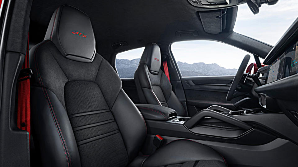 Cayenne GTS Coupé的電動調整跑車化座椅中央採用麂皮包覆。(圖片來源/ Porsche)