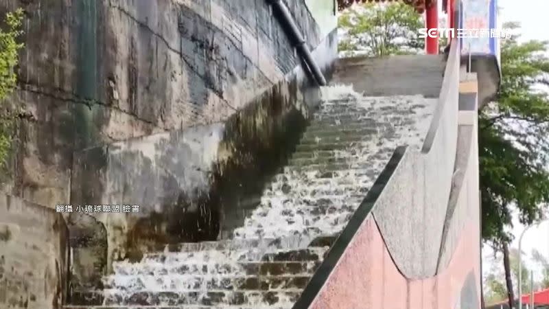 小琉球雨勢不斷，連階梯也變成了雨瀑。（圖／翻攝自小琉球聯盟　臉書）