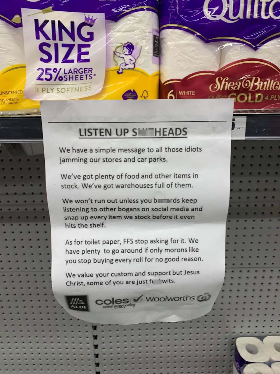 In einer Woolworths-Filiale in Queensland wurde eine wütende Nachricht entdeckt, die Kunden kritisiert, die Toilettenpapier horten. (Bild: Reddit)