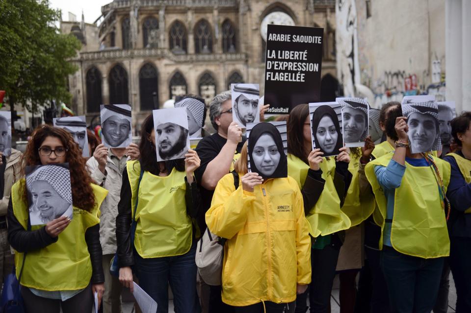 Protesta en París pidiendo la libertad de Raif y Samar Badawi (STEPHANE DE SAKUTIN/AFP/Getty Images).