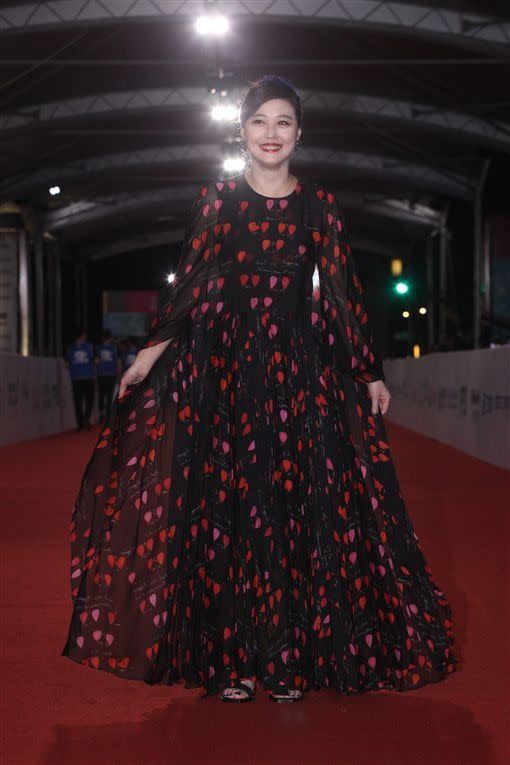 周海媚上次來台灣是2018年出席第53屆電視金鐘獎，走紅毯時以一襲雪紡愛心黑色洋裝現身。（圖／資料照）