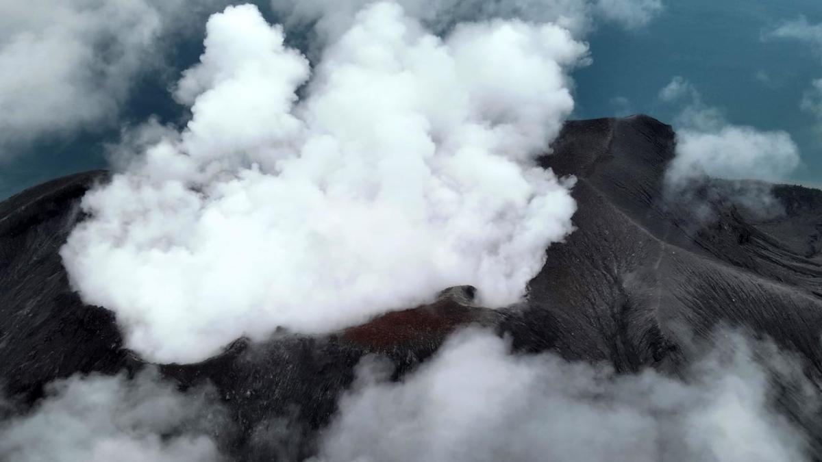 Lebih dari 2.000 orang telah dievakuasi setelah gunung berapi meletus di Indonesia