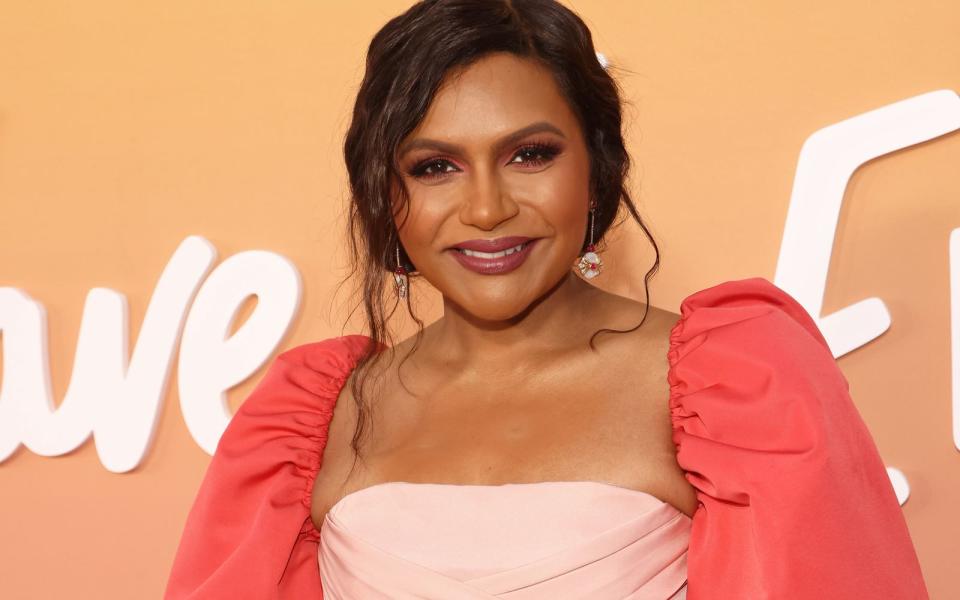 <p>Mindy Kaling ergatterte eine größere Rolle in der Gaunerkomödie "Ocean's 8" (2018) und war kurz danach in "Late Night" (2019) zu sehen, parallel zu ihrer Karriere als Schauspielerin und Komikerin ist sie aber auch hinter der Kamera aktiv. Unter anderem arbeitete sie als Autorin für die Netflix-Serie "Noch nie in meinem Leben ..." (2020). Übrigens: Bei "The Office" wirkte Kaling seinerzeit auch schon als Drehbuchautorin, Produzentin und Regisseurin für einzelne Folgen mit. (Bild: Getty Images/Tommaso Boddi)</p> 