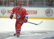 FOTO DE ARCHIVO. El presidente ruso, Vladimir Putin, participa en un partido de hockey sobre hielo por invitación en Sochi, Rusia