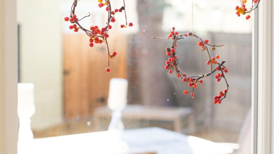 diy christmas window decorations mini berry wreaths