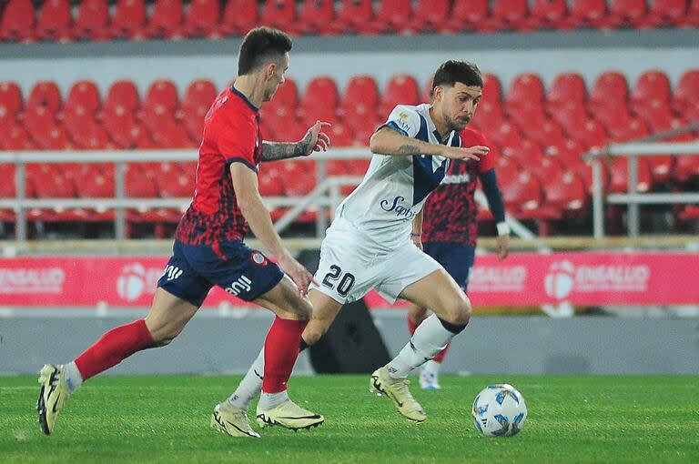 Malcom Braida corre a Francisco Pizzini, que lo sacará de la cancha por una falta; el volante de San Lorenzo salió lesionado, y llorando, consolado por el árbitro, Fernando Rapallini, y hasta por futbolistas de Vélez.