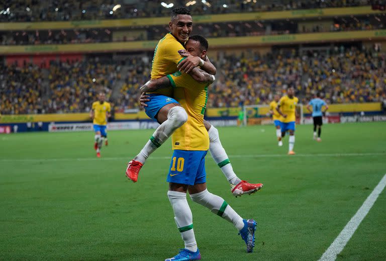 Raphinha y Neymar celebran; fueron demasiado para un pobrísimo Uruguay.