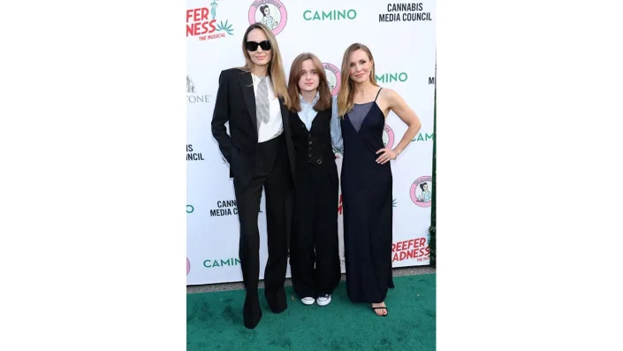 Angelina Jolie, Vivienne Jolie-Pitt and Kristen Bell posed together