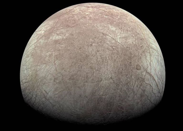 Vista de la luna helada Europa de Júpiter, capturada por el generador de imágenes JunoCam a bordo de la nave espacial Juno de la NASA durante el sobrevuelo cercano de la misión el 29 de septiembre de 2022