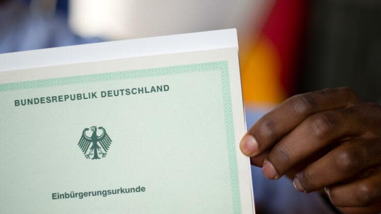 2019 erhielten 128.900 Ausländer einen deutschen Pass. Foto: dpa