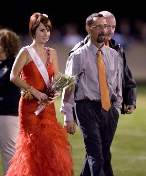 Whitney Kropp acude al juego de su instituto acompañada de su padre (AP Photo/Detroit News, John M. Galloway)