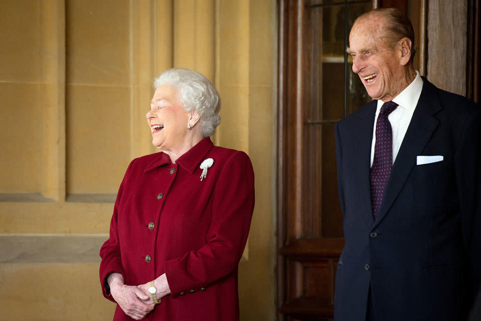 La reina Isabel II y el príncipe Felipe ríen durante la visita del primer ministro irlandés Michael Higgins.